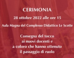Consegna del tocco ai nuovi docenti e a coloro che hanno ottenuto il passaggio di ruolo Consegna del tocco ai nuovi docenti e a coloro che hanno ottenuto il passaggio di ruolo