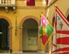 Cortile Rettorato con le bandiere delle contrade