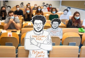 Salutiamo Patrick Zaki con questa immagine della campagna di sensibilizzazione presso L’Università di Siena!
