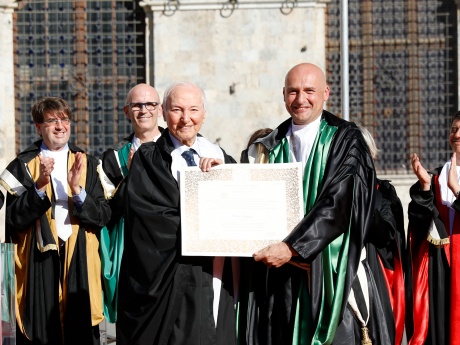 Il conferimento a Piero Angea della Laurea Honoris Causa in “Strategie e tecniche della comunicazione” Il conferimento a Piero Angea della Laurea Honoris Causa in “Strategie e tecniche della comunicazione”