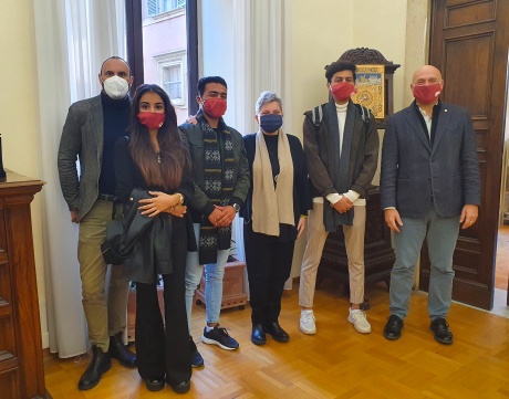 Gli studenti afghani, il Direttore Generale Emanuele Fidora, la dottoressa Katia di Rienzo dello sportello “Just Peace” di Ateneo e il Rettore Francesco Frati