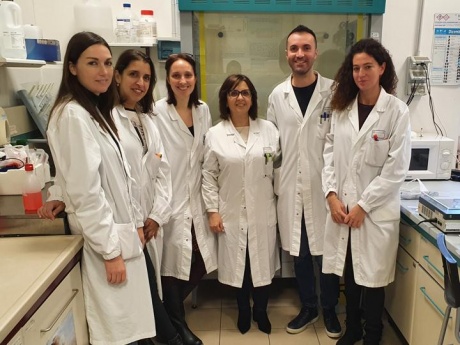 Il gruppo di ricerca sul cancro alla tiroide. Al centro la professoressa Maria Grazia Castagna
