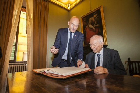 Piero Angela firma il “Libro d’Onore” dell’Università di Siena Piero Angela firma il “Libro d’Onore” dell’Università di Siena