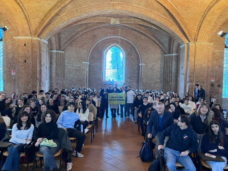 Il contest sulla scienza tra le classi delle scuole superiori del 14 marzo scorso, in occasione di UniStem Day 2025, è stato dedicato quest’anno al ricercatore Giulio Regeni Il contest sulla scienza tra le classi delle scuole superiori del 14 marzo scorso, in occasione di UniStem Day 2025, è stato dedicato quest’anno al ricercatore Giulio Regeni