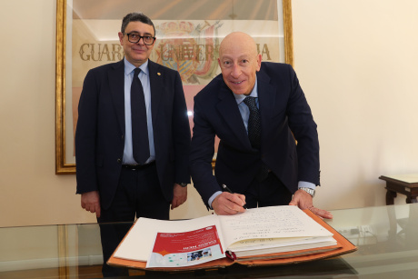 Unisi ha conferito la laurea ad honorem  al professor Dario Neri