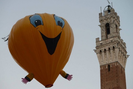 Immagine balloon e la torre Mangia 