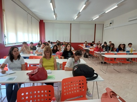 36 studenti (di cui 21 residenti) di classe quarta e alcuni docenti, provenienti da 9 Scuole dell’Area vasta senese 36 studenti (di cui 21 residenti) di classe quarta e alcuni docenti, provenienti da 9 Scuole dell’Area vasta senese