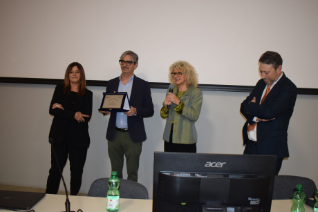 Il dottor Diego Gonz&aacute;lez Rivas protagonista dell'incontro "Curando el mundo"