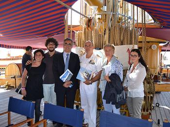 Il rettore Angelo Riccaboni, la professoressa Maria Crisitina Fossi e i ricercatori dell'Università di Siena a bordo dell'Amerigo Vespucci