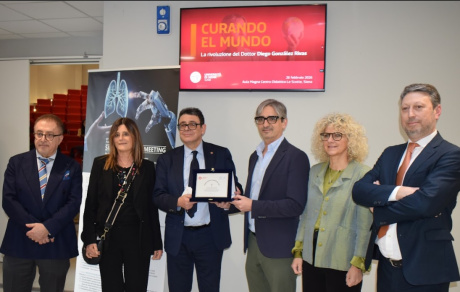 Il dottor Diego González Rivas protagonista dell'incontro "Curando el mundo Il dottor Diego González Rivas protagonista dell'incontro "Curando el mundo"