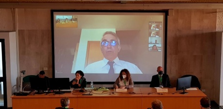 Prof. Simone Borghesi a destra, prof. Angelo Riccaboni nel monitor Prof. Simone Borghesi a destra, prof. Angelo Riccaboni nel monitor