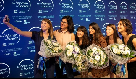 Aperte le iscrizioni al premio “L’Oréal Italia per le Donne e la Scienza”