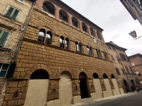 Da oggi torna a splendere la facciata di palazzo San Galgano in via Roma di proprietà dell'Università di Siena Da oggi torna a splendere la facciata di palazzo San Galgano in via Roma di proprietà dell'Università di Siena