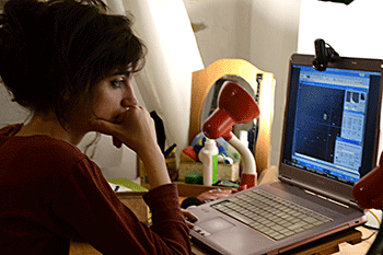Sara Marullo mentre gestisce il telescopio dell'osservatorio, collegata  in remoto da casa