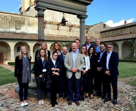 Gli studenti con i due presidenti del forum Enrico Letta e David Willetts, l'ambasciatore UK Cristopher Prentice e il rettore Angelo Riccaboni)