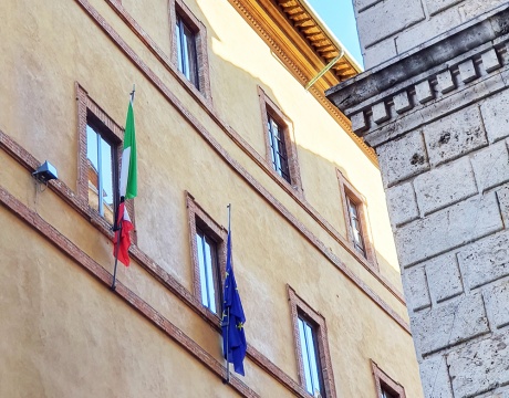 Bandiere a mezz'asta nel palazzo del Rettorato