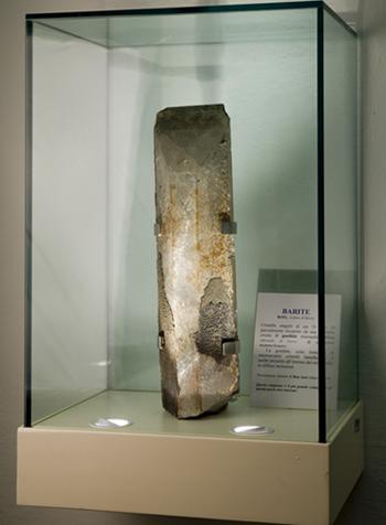 La teca con il cristallo di barite La teca con il cristallo di barite