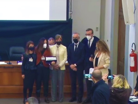 Le professoresse Annalisa Santucci e Ottavia Spiga ritirano il premio in rappresentanza dello spin off SienabiACTIVE