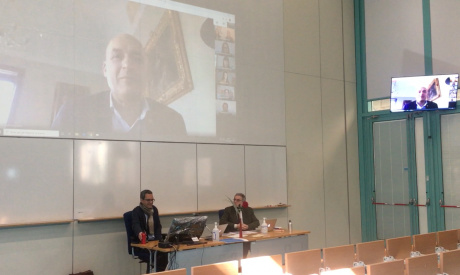 Gli studenti dell'Università di Siena discutono la tesi di laurea in videoconferenza da casa